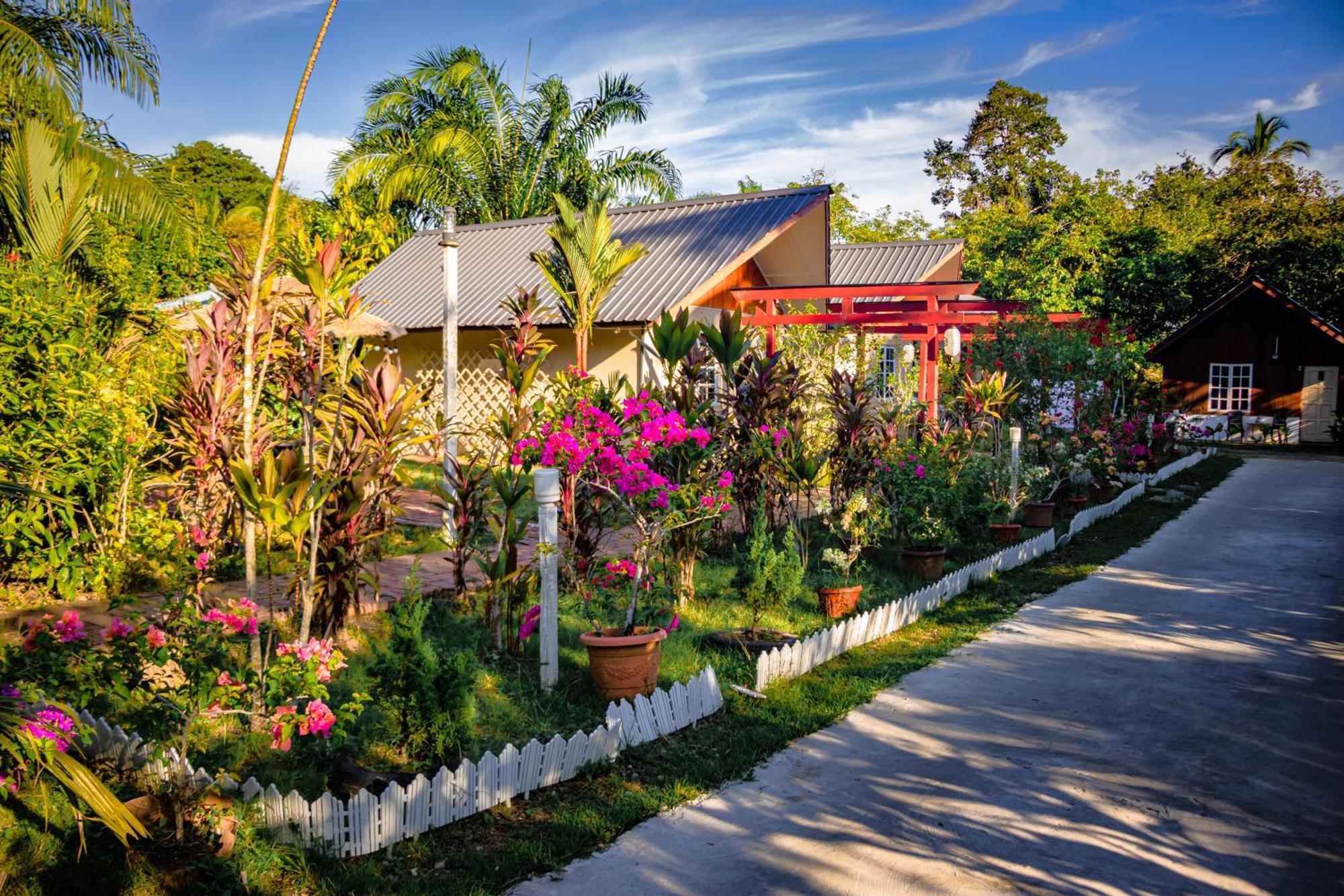 Timba Garden Free Town And Jetty Transport Hotel เซมปอร์นา ภายนอก รูปภาพ